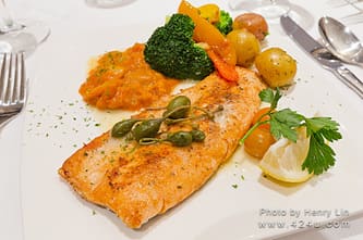 Salmon topped with capers, with potatoes, broccoli and lemon